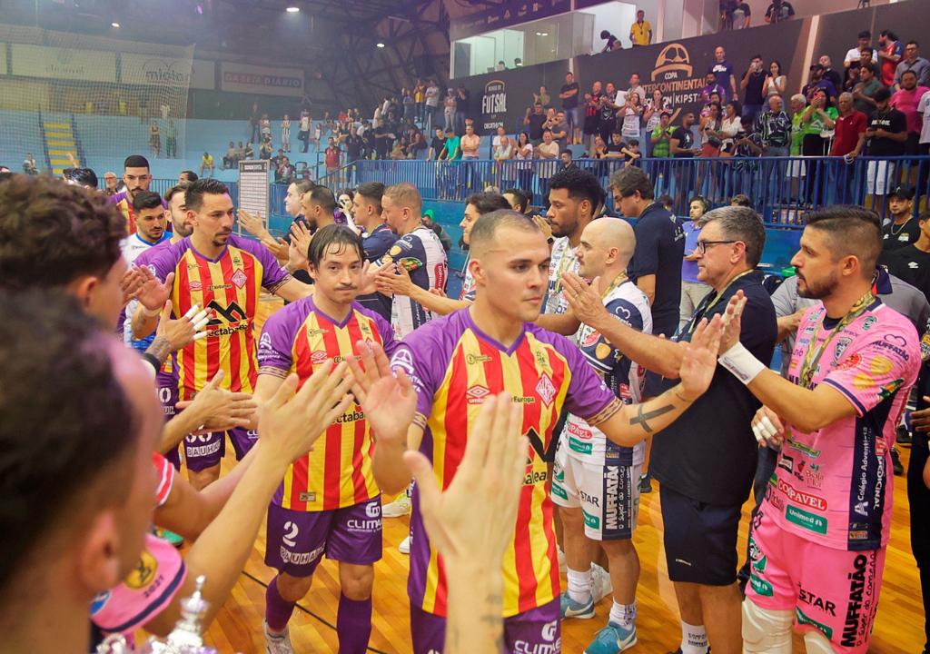 Melhor jogador de futsal do mundo, Ferrão projeta segunda fase da Champions  League, futsal