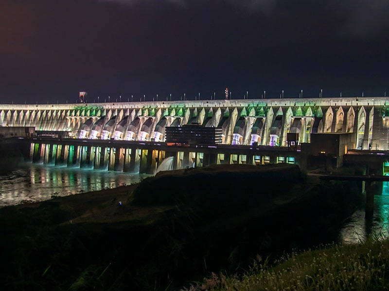 itaipu-iluminada-