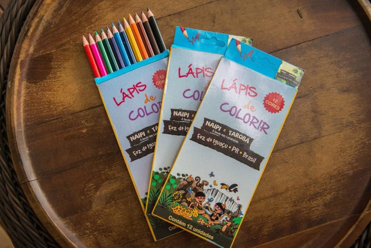 NAIPI E TAROBÁ LAPIS DE COR